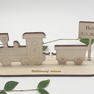 Lokomotive aus Holz personalisierbar | Eisenbahnliebhaber | Zug, Lok | Geldgeschenk zu verschenken mit Ortsschild und Wagon