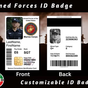 Puede incluir: Una tarjeta de identificación personalizable de las Fuerzas Armadas con vista frontal y trasera. El frente muestra una foto, el emblema del Cuerpo de Marines de EE. UU., rango E6, rango SGT y un chip. El reverso incluye una foto, tipo de sangre O+ y números de identificación.