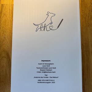 May include: The back cover of a book titled "Anatomie des Hundes - Das Malbuch" by Laura Hardt. The book is about dog anatomy and is intended for coloring. The ISBN is 978-3-9827319-0-2 and the publication year is 2025.