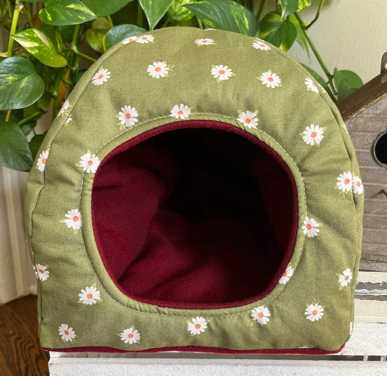 Guinea Pig Hidey,Guinea Pig Nest, Fleece Hidey, guinea pig Bed, Hidey House for Guinea Pigs, Cozy Cave Green/White Flowers