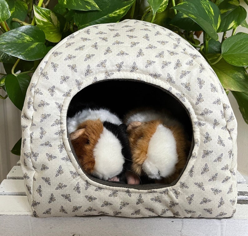 Guinea Pig Hidey,Guinea Pig Nest, Fleece Hidey, guinea pig Bed, Hidey House for Guinea Pigs, Cozy Cave Buzzing Bees