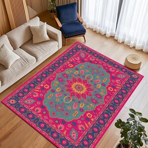 Puede incluir: Una vibrante alfombra rosa con un diseño detallado y ornamentado. La alfombra presenta un medallón central turquesa con un patrón de estrella amarilla, rodeado de motivos florales y geométricos en tonos rosa, azul y amarillo. La alfombra es rectangular.