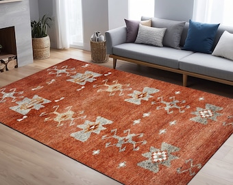 Op de afbeelding: Een rood vloerkleed met een geometrisch patroon in grijstinten en beige. Het tapijt heeft een verweerde look en is perfect voor een woonkamer of slaapkamer.