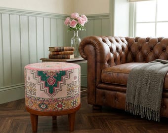 Grün-rosa Landhaushocker | Sitzgelegenheit im Ethno-Stil für den Eingangsbereich | Boho-Fußhocker