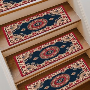 Può includere: Tappeti per scale con sfondo blu navy e design centrale a medaglione rosso e beige. I tappeti hanno un bordo rosso e sono posizionati su scale in legno, per l'arredamento della casa.