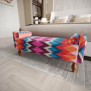 Sofa mit Chevron-Muster in Lila-Magenta | Fensterbank für den Wintergarten | Kompaktes Tagesbett mit markantem geometrischem Muster