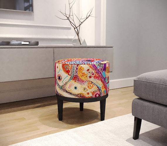 Hocker im Ethno-Design, mehrfarbiger Hocker, Akzentbank, Ankleidezimmer- Hocker, Einzugsgeschenk, hochwertiger Kunsthocker, runder Schreibtischstuhl, M-29