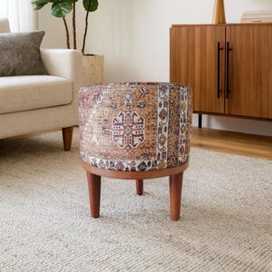 Puf otomano Kilim rústico – Taburete redondo hecho a mano con patas de madera – Taburete de tocador estilo bohemio o asiento auxiliar para sala de estar, 169-02