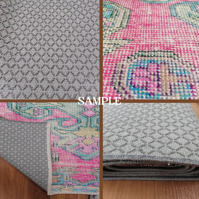 Puede incluir: Primer plano de una alfombra gris con un patr&oacute;n de diamantes. La alfombra est&aacute; doblada por la mitad y los bordes son visibles. La alfombra est&aacute; sobre una superficie de madera. La palabra "SAMPLE" est&aacute; impresa en blanco sobre un fondo marr&oacute;n.