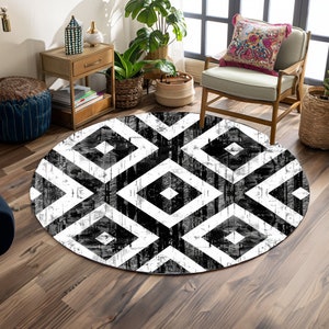 Puede incluir: Alfombra redonda en blanco y negro con un patrón geométrico de cuadrados superpuestos. La alfombra tiene un aspecto desgastado y vintage.