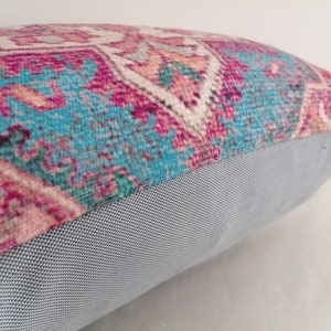 blauw roze kussen, kussenhoes, woonkamerkussen, zacht kussen, kilim kussen, boho kussen, fauteuil kussen, boho decor kussen afbeelding 10