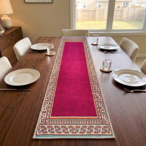 Effen fuchsia tafelloper | Eetkamerdecoratie | Dressoirsjaal met turquoise rand