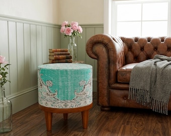 Kleiner Kilim Ottoman Hocker – runder Boho Fußhocker mit Holzbeinen – kleiner handgefertigter Pouf für Eingangsbereich, Wohnzimmer oder Waschtisch, 58