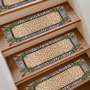 Op de afbeelding: Traptreden met een luipaardprint in het midden, omlijst door zebra strepen en tropisch blad. De rechthoekige treden zijn geplaatst op houten trappen, voor interieurdecoratie.