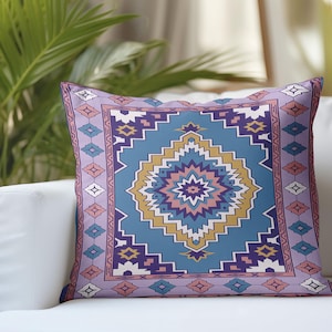 Puede incluir: Un letrero de madera hecho a mano con la palabra "Welcome" en una fuente juguetona. El letrero pintado de blanco tiene un acabado envejecido y un pequeño corazón decorativo. Para uso interior o exterior.