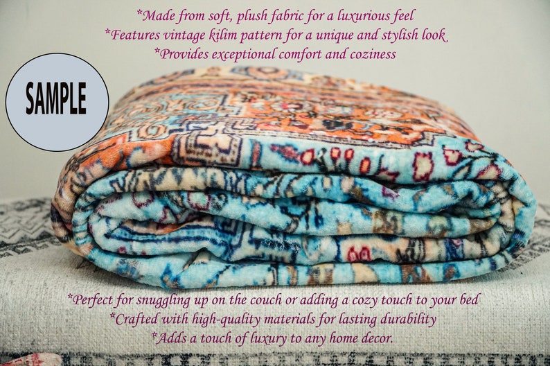 K&ouml;nnte beinhalten: Eine zusammengerollte blaue und orangefarbene Musterdecke mit einem Vintage-Kilim-Design. Die Decke ist aus weichem, pl&uuml;schem Stoff gefertigt und perfekt zum Kuscheln auf der Couch oder zum Hinzuf&uuml;gen einer gem&uuml;tlichen Note zu Ihrem Bett.