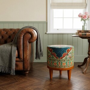 Pouf Kilim rotondo in stile boho – Pouf ottomano colorato fatto a mano con gambe in legno – Piccolo sgabello vintage per l'arredamento del soggiorno, 93-03