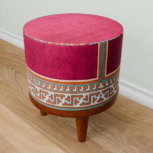 Pinky footstool, Moroccan pouf stool, Ottoman wooden pouf, Front window bench, Small round bench, Make up chair, Round upholstery, 260-02