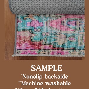 Op de afbeelding: Een kleurrijk tapijt met een geometrisch patroon. Het tapijt heeft een antislip rug en is machinewasbaar. De tekst "SAMPLE" is zichtbaar onderaan de afbeelding. De tekst "Nonslip backside", "Machine washable", "One of kind patterns" en "Custom size available" is ook zichtbaar.