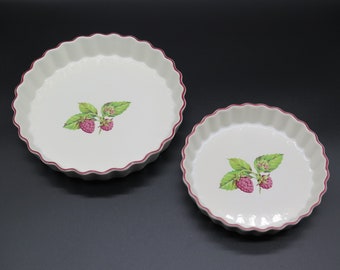 Set of 2 Vintage Ceramic Raspberry Pie Pan / Baking Dish Made in Japan. Pie Dish in 2 sizes whit Wave Edge and Red Rim.