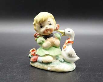 Kleines Vintage-Keramikmädchen mit Entenfigur. Japanische Figur aus den 1950er Jahren