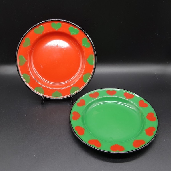 Vintage Enamel Plate in Christmas Colour, Adorned with Heart Decorations and stamped 'Made In Poland No 22 from the 1960-70s