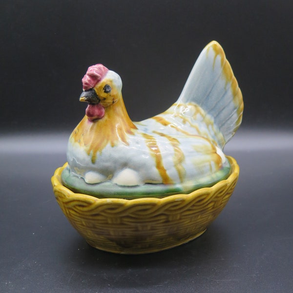 Vintage mittelgroße Henne auf Nest aus Keramik. Eierkorb / Süßigkeitenkorb aus Keramik mit Deckel. Henne-Eierschale aus Keramik mit Deckel. Aus den 70-90er Jahren