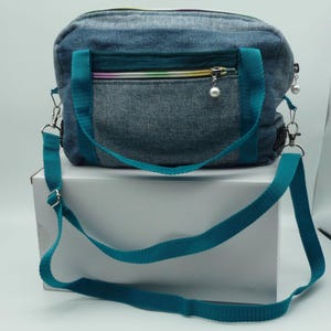 Schulter-/Henkeltasche aus Jeans; mit Reißverschluss; Details in Petrol / Türkis; 4 Außenfächer; Upcycling aus Jeans und Bluse