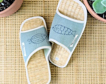 Linnen slippers van zeegras met kaneelgroene accenten, herenslippers - handgemaakt met visborduurwerk
