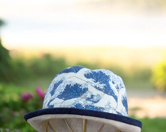 Sombrero tipo cubo de lino hecho a mano con arte de Hokusai y algodón orgánico, reversible para el sol.