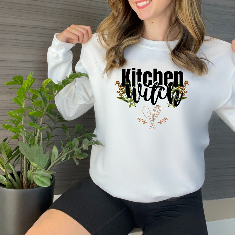 Küchen Hexen Pullover, Gemütliches Küchen Hexen Shirt, Küchen Hexe Kleidung, Niedliches Küchen Hexen Shirt, Magische Typen, Witchy Wege Bild 2