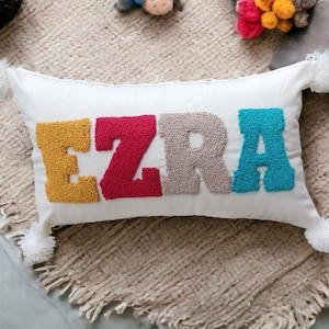 décoratif personnalisé et pompons | Oreiller prénom décoratif pour chambre d'enfant | Cadeau unique de décoration initiale pour chambre de bébé