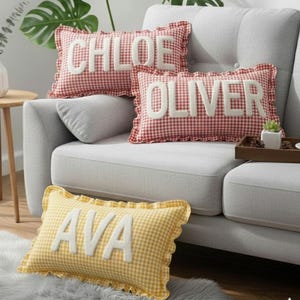 Benutzerdefinierte Gingham kariertes Rüschen Kissen - kariertes Kinderzimmer Dekor - personalisiertes Punch Needle Namenskissen - einzigartige Boho Kinderzimmerdeko