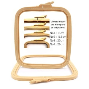 Può includere: Quattro telai da ricamo quadrati di diverse dimensioni. I telai sono in plastica beige e hanno un meccanismo a vite in metallo. Il telaio più grande misura 28 cm (11 pollici) di larghezza. Il testo sull'immagine recita: "Dimensioni delle parti larghe delle pulegge No1: 11 cm No2: 16,5 cm No3: 22 cm No4: 28 cm"