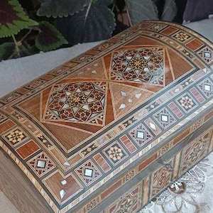 Handgemaakte houten sieradendoos ingelegd met parelmoer | Elegant mozaïekcadeau voor vrouwen | Opbergdoos met sleutel gewatteerd rood fluweel.