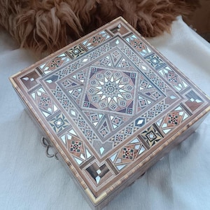 Houten sieradendoos / geschenkdoos voor speciale gelegenheid, handgemaakte mozaïekdoos ingelegd met parel met sleutel opgevuld met rood fluweel