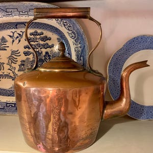 Grande bollitore antico vittoriano in rame, con pomello a forma di ghianda e giunzione a castone.