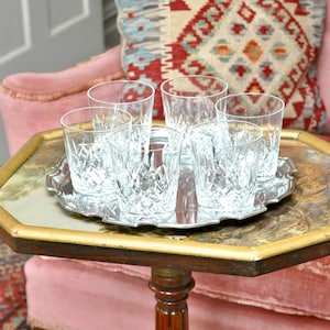 Ein Vintage-Set mit sechs Bechern aus geschliffenem Glas