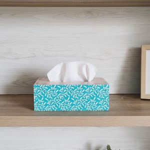 Caixa de lenços de papel de madeira pintada e decorada à mão com gravação a laser na parte superior | Artesanato francês | Armazenamento | Decoração útil