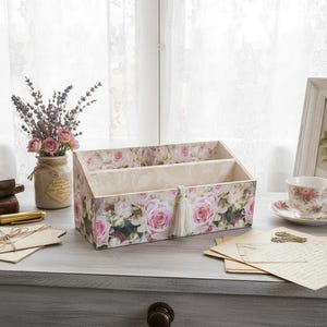 Portacartas de madera decorado a mano | Rosas florales vintage estilo shabby chic | Organizador de escritorio | Clasificador de cartas | Hecho a mano en Francia