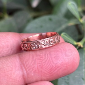 Handgemaakte puur koperen bandring: minimalistisch ontwerp