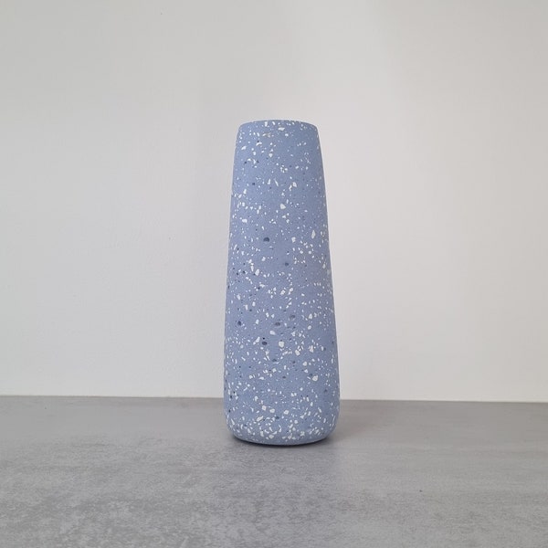 grand vase en béton bleu et terrazzo blanc