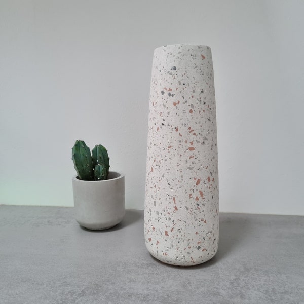 grand vase en béton blanc et terrazzo corail