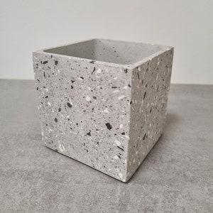 vierkante pot / plantenpot in grijs beton en zwart en wit terrazzo 10 x 10 cm