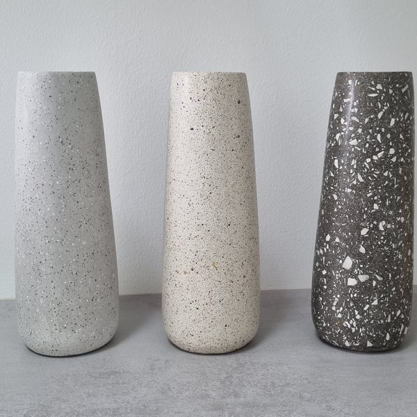 grand vase en béton gris foncé et terrazzo blanc