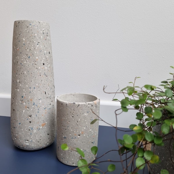 grand vase en béton gris et terrazzo