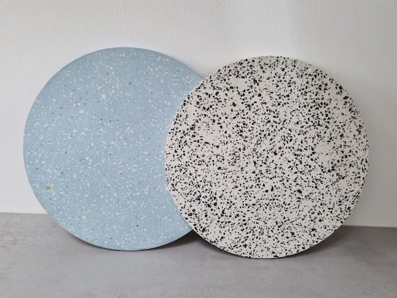 grand plateau / dessous de plat 29cm en béton bleu ciel et terrazzo blanc et multicolore