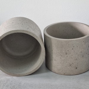 grand pot / cache-pot rond en béton gris moyen