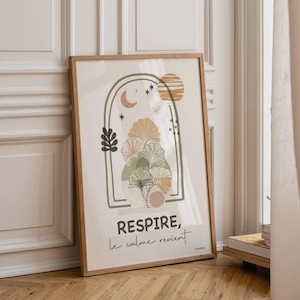 Peut inclure: Une affiche encadrée sur fond beige représentant une arche centrale avec des feuilles de ginkgo stylisées, un croissant de lune, des étoiles et un soleil. Le texte indique "RESPIRE, le calme revient." en lettres marron foncé.