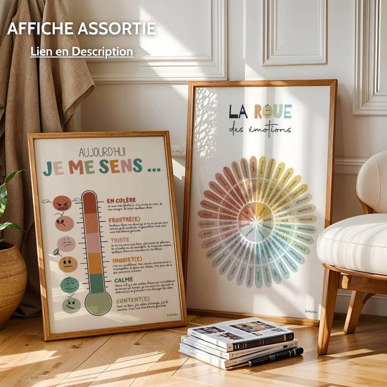 Présentation de deux illustrations de la boutique. Les deux affiches sont assorties en thème et en couleur. Elles sont présentées dans des cadres en bois de tailles variées. L'ensemble d'art mural est posé au sol dans un salon à coté d’une chaise en bois.